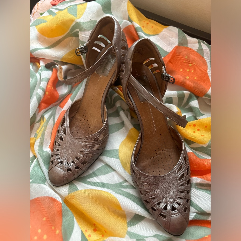 Beautiful metallic Clark heels size 8